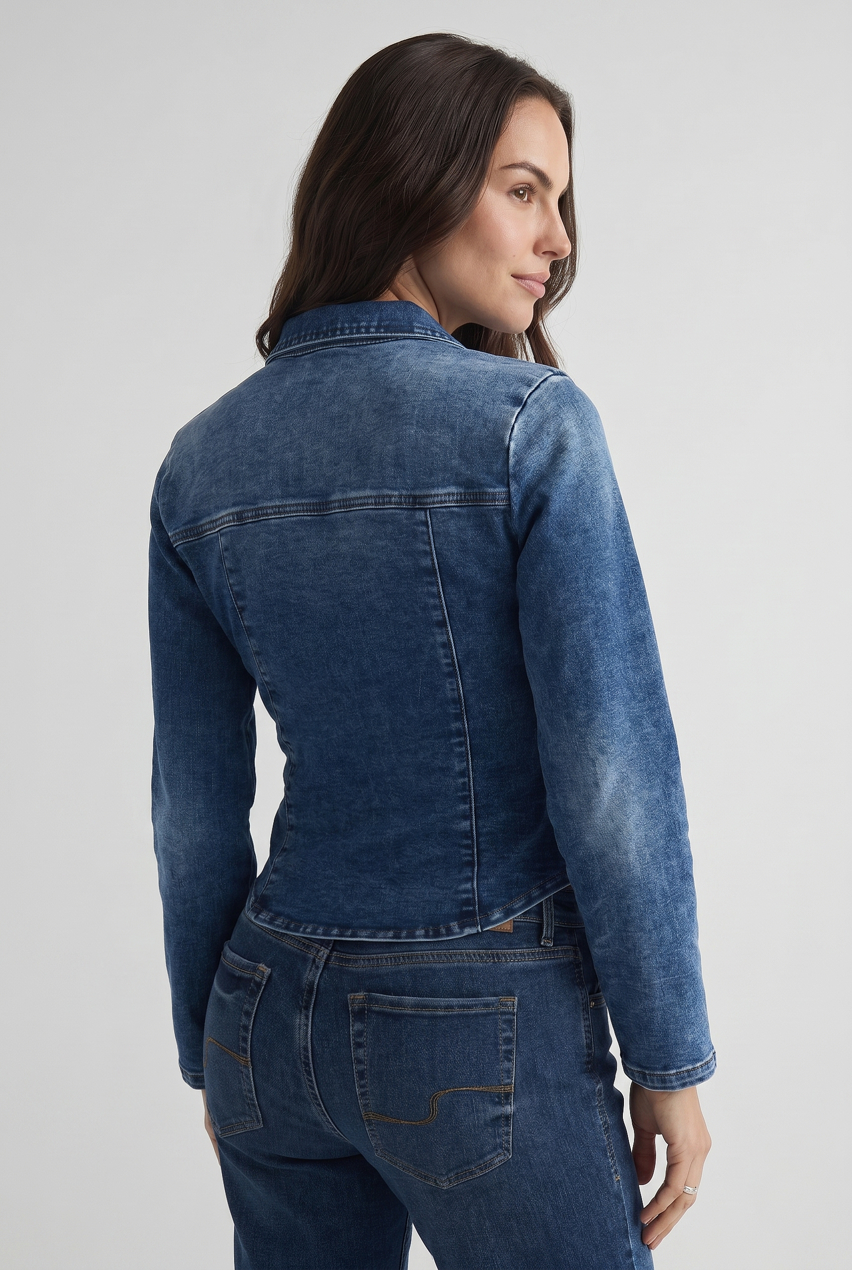 Blusa tono medio con cierre en frente para mujer