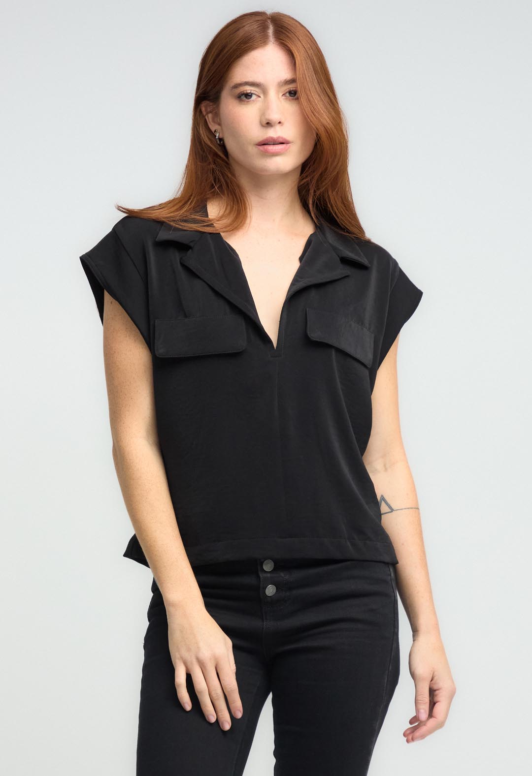 Blusa negra con cuello sport para mujeres