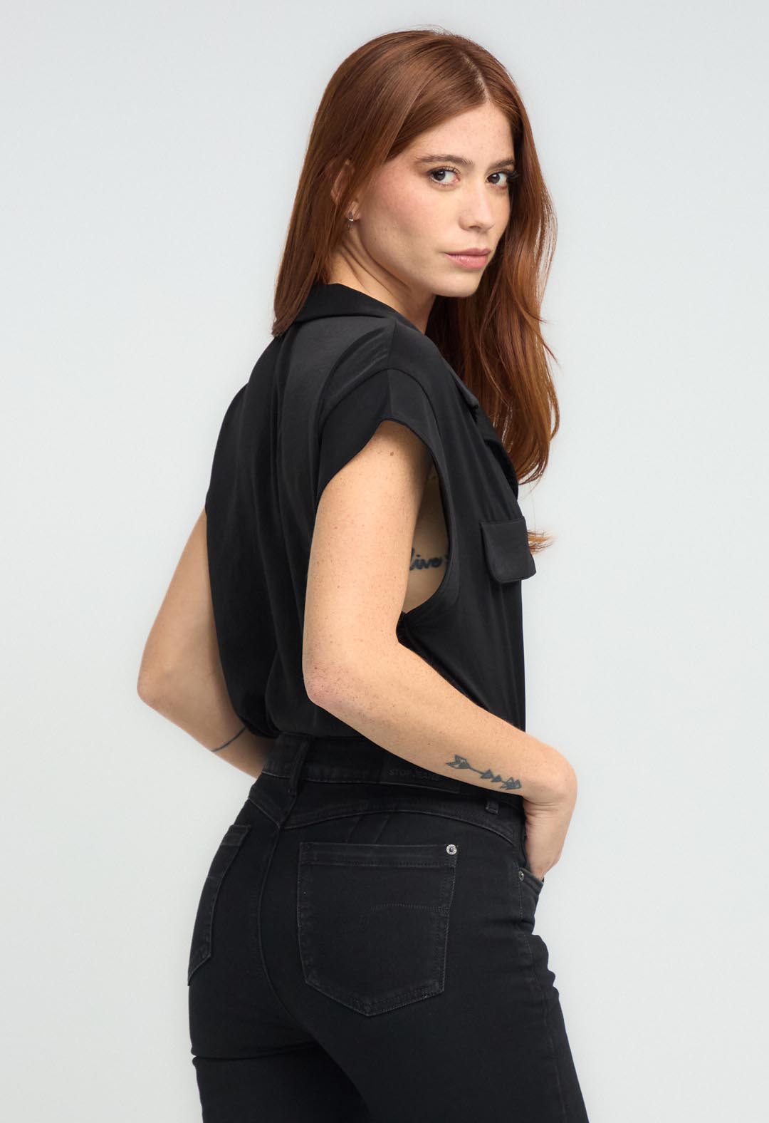 Blusa negra con cuello sport para mujeres
