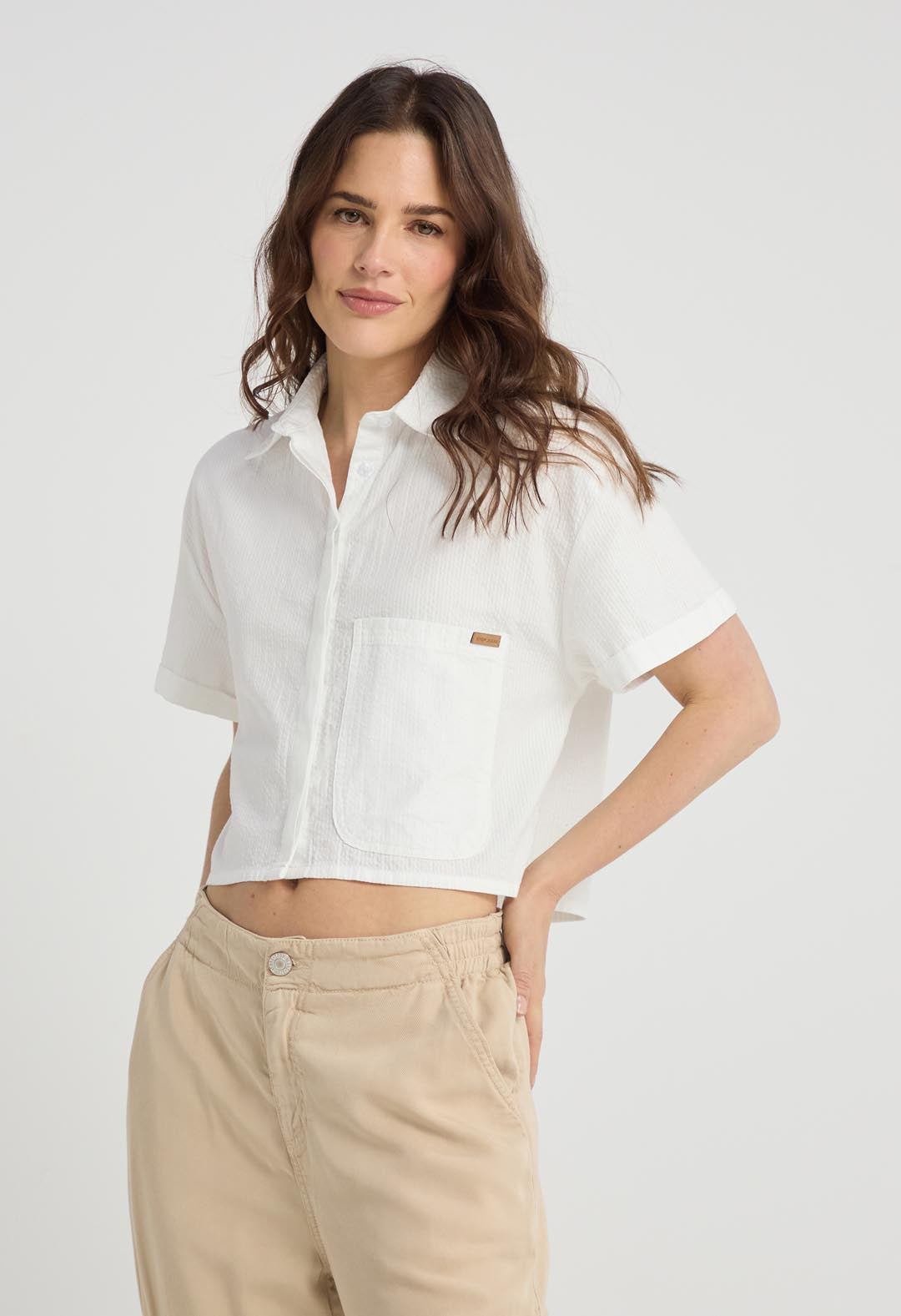 Blusa blanca con bolsillo en frente para mujer