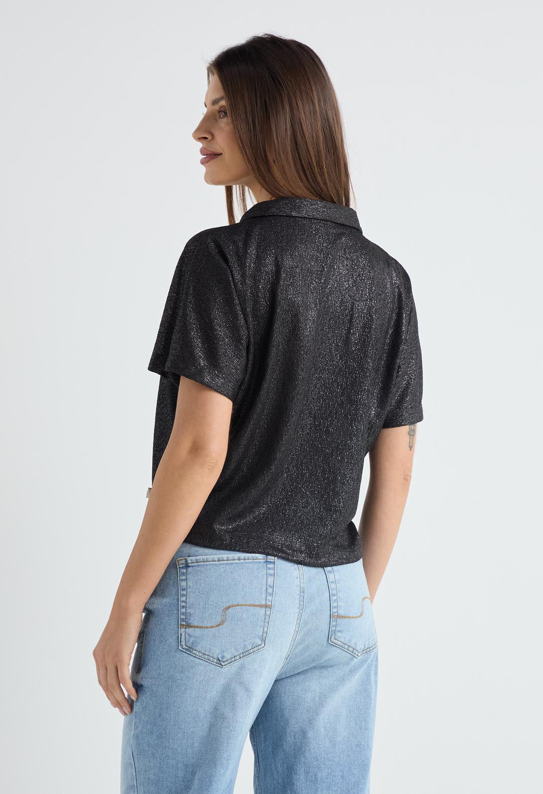 Blusa negra con cuello sport para mujer