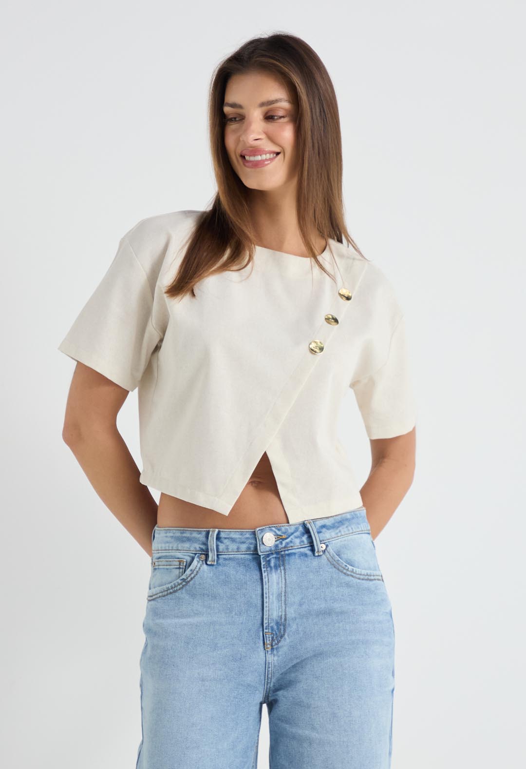 Blusa arena con botones decorativos para mujer