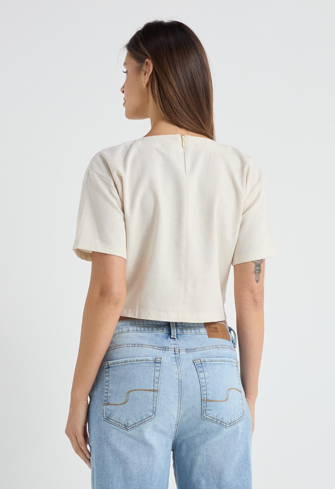 Blusa arena con botones decorativos para mujer