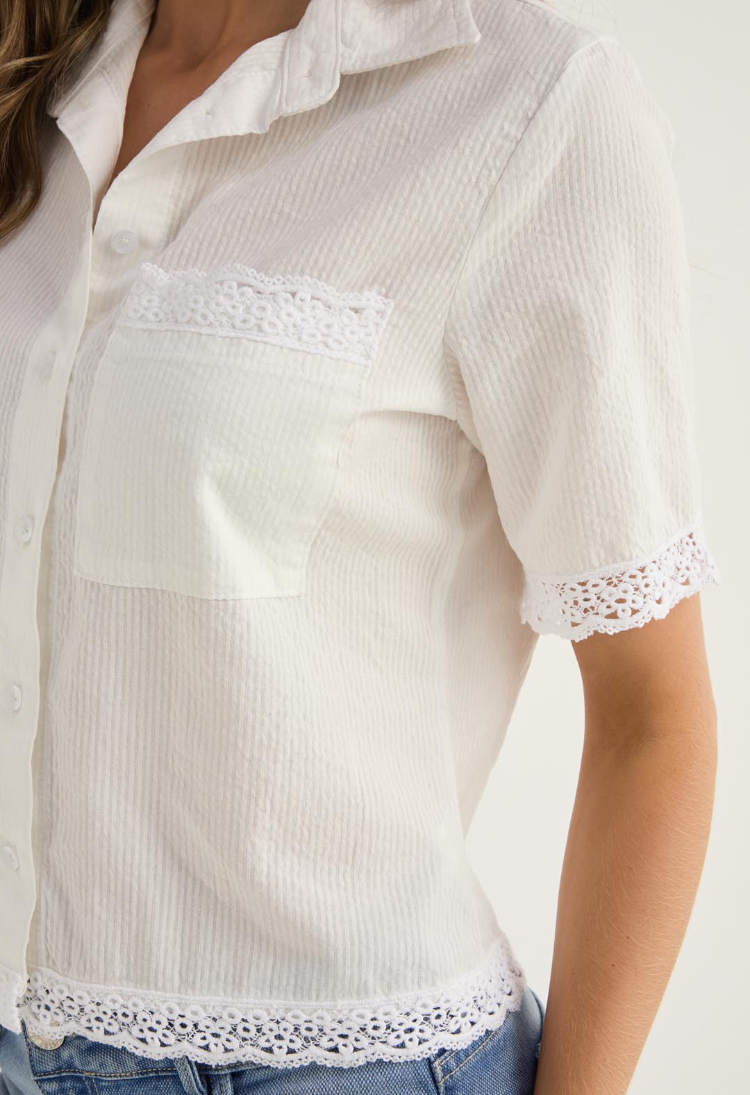 Blusa blanca con encaje para mujer