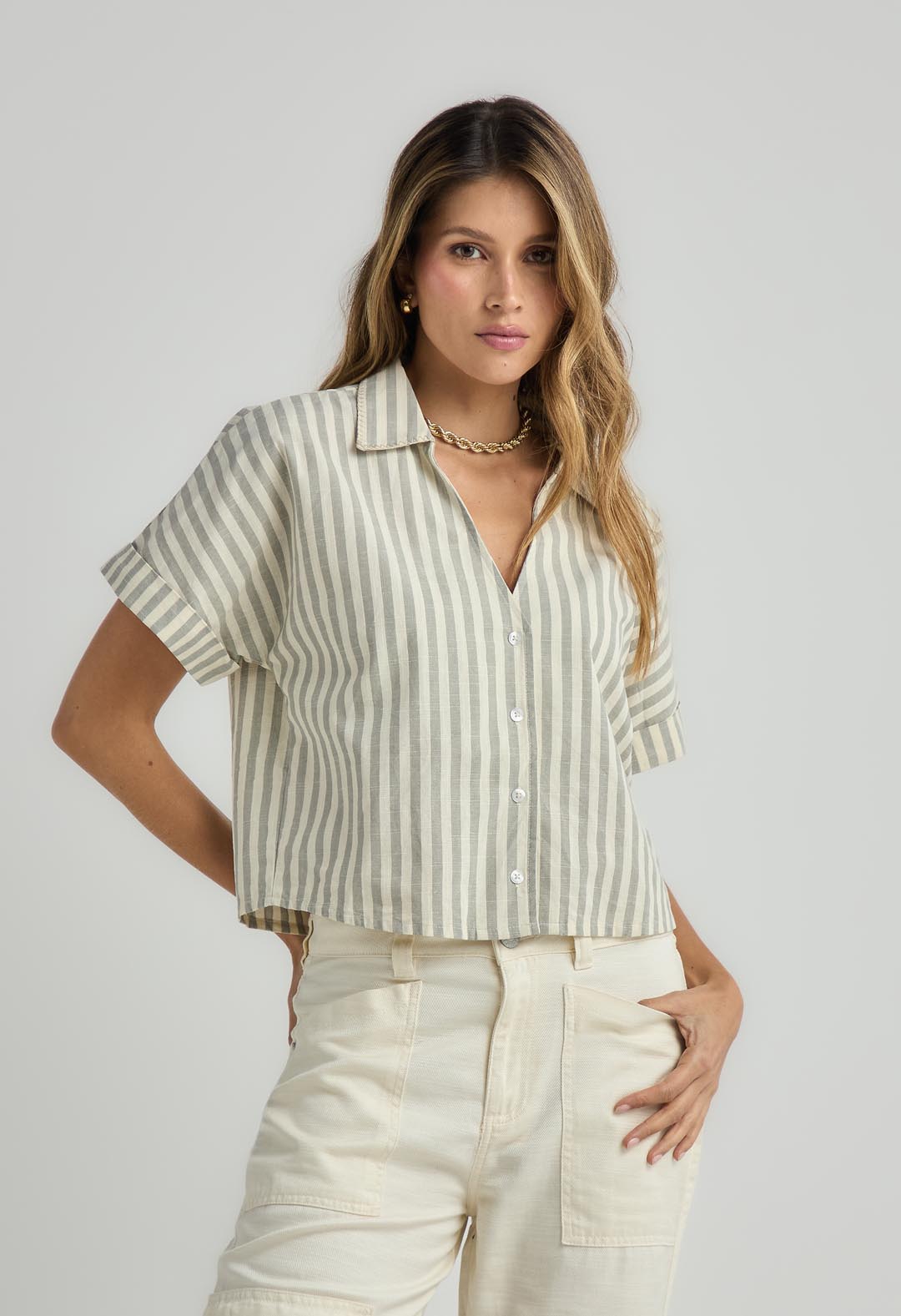 Blusa a rayas verde con escote en V para mujer