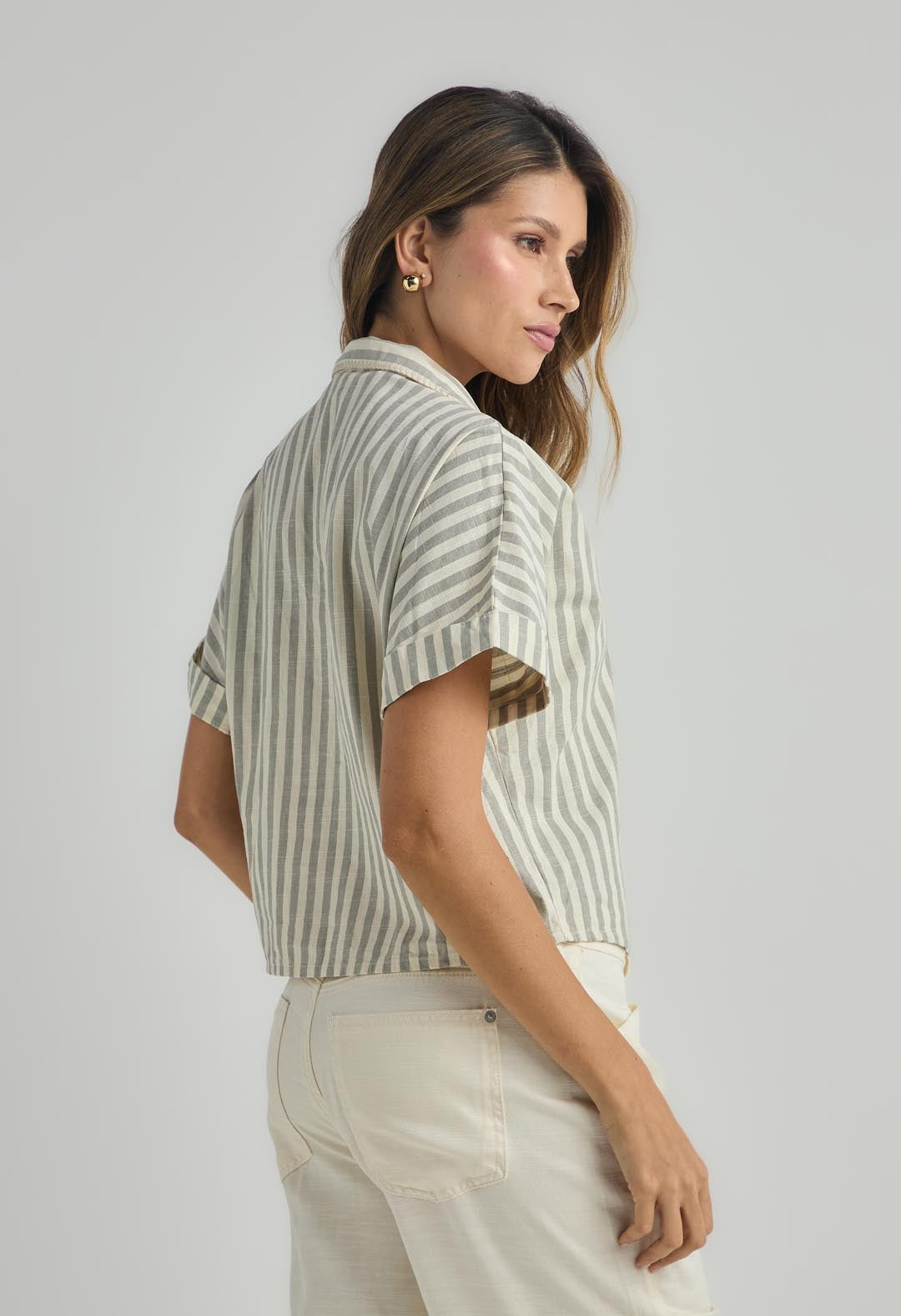 Blusa a rayas verde con escote en V para mujer