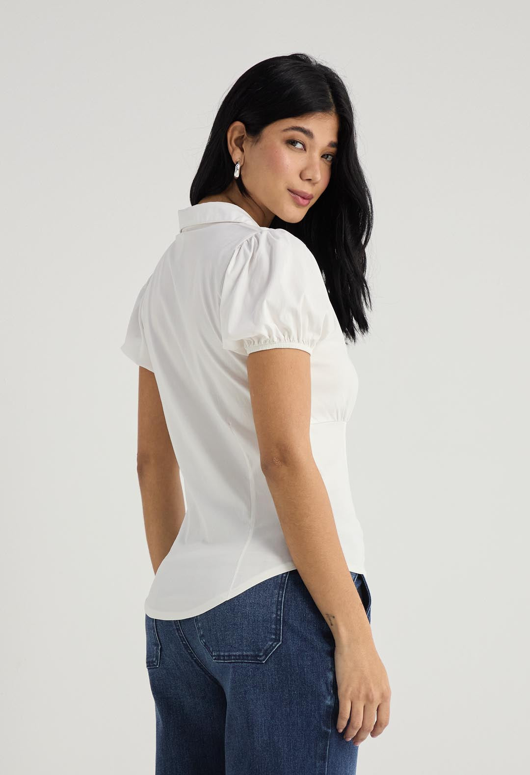 Blusa marfil con cortes para mujer