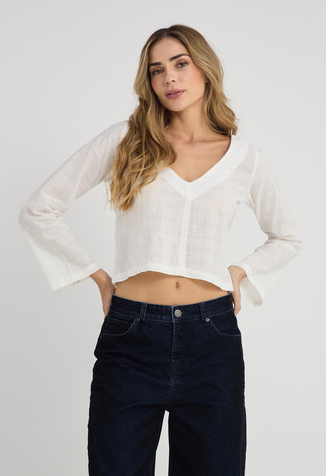 Blusa marfil con cortes para mujeres