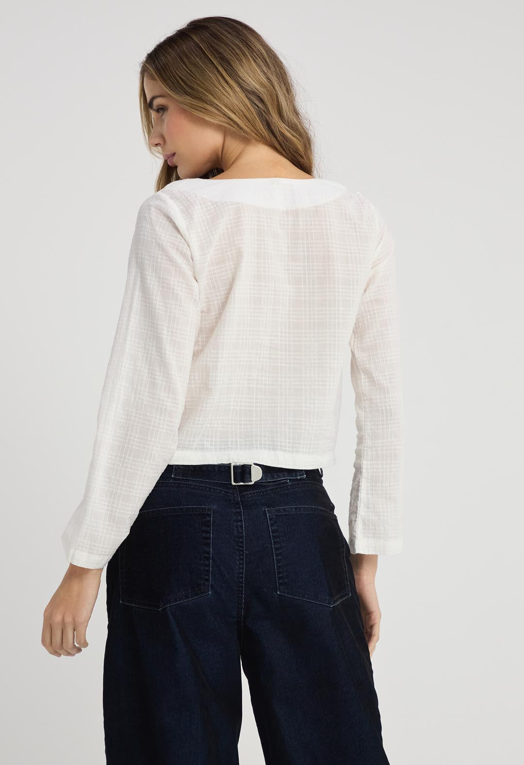 Blusa marfil con cortes para mujeres