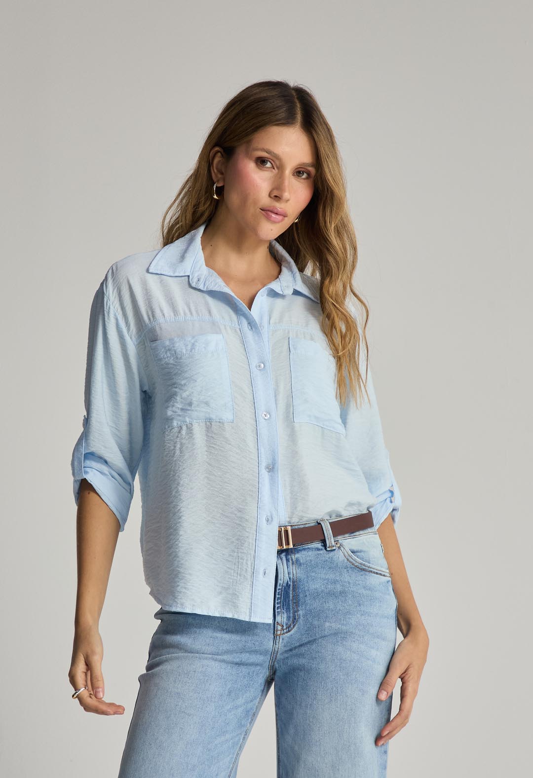 Blusa azul claro con bolsillos en frente para mujer