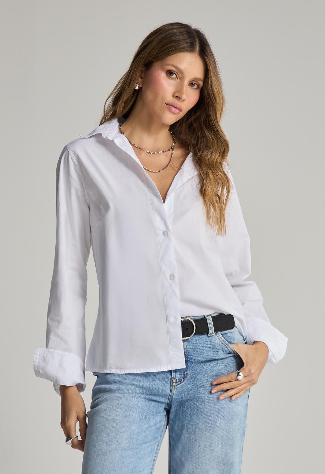 Blusa blanca con bolsillos en frente para mujer