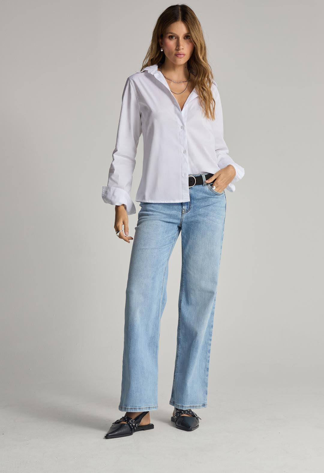 Blusa blanca con bolsillos en frente para mujer