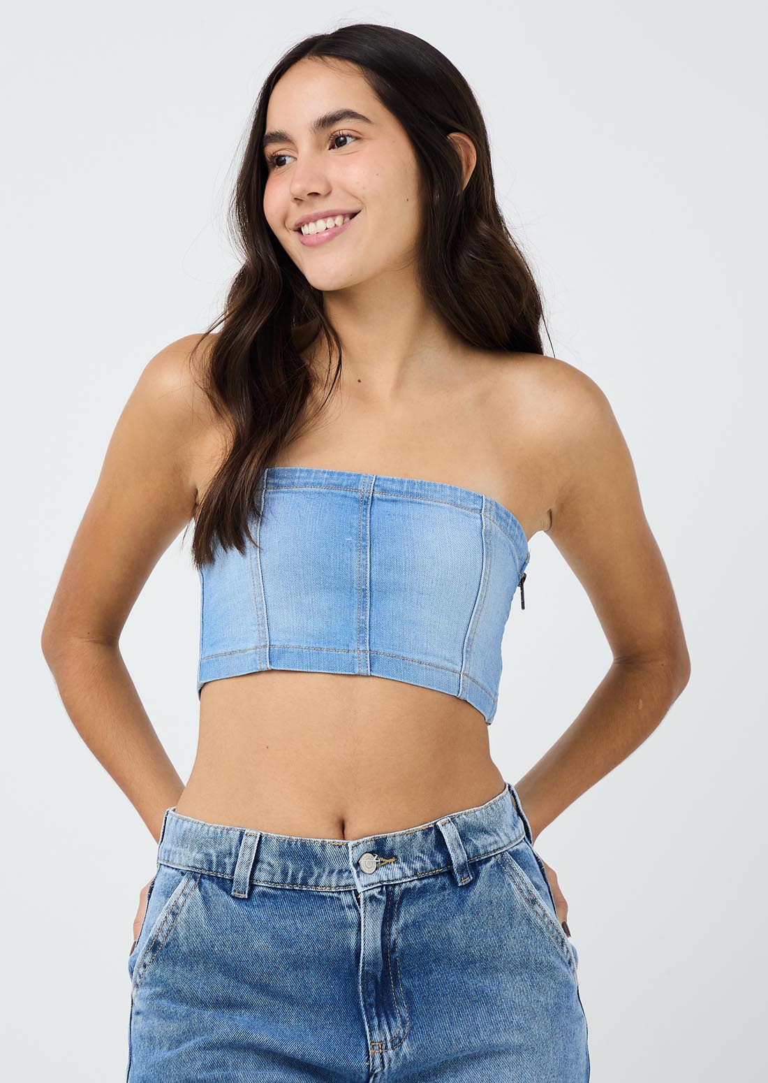 Blusa medio con cortes en frente para jóvenes
