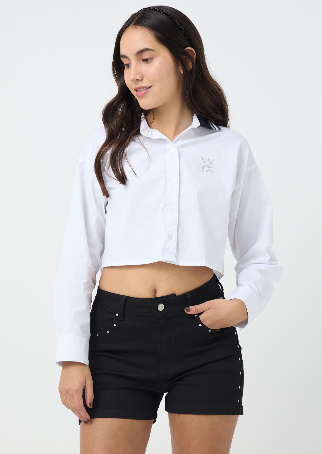 Blusa blanca con aplique y cuello en rectilineo para jóvenes