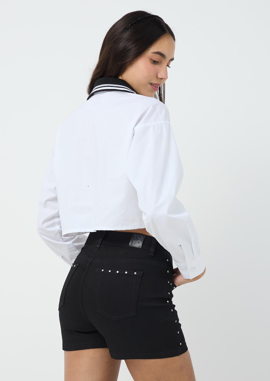 Blusa blanca con aplique y cuello en rectilineo para jóvenes