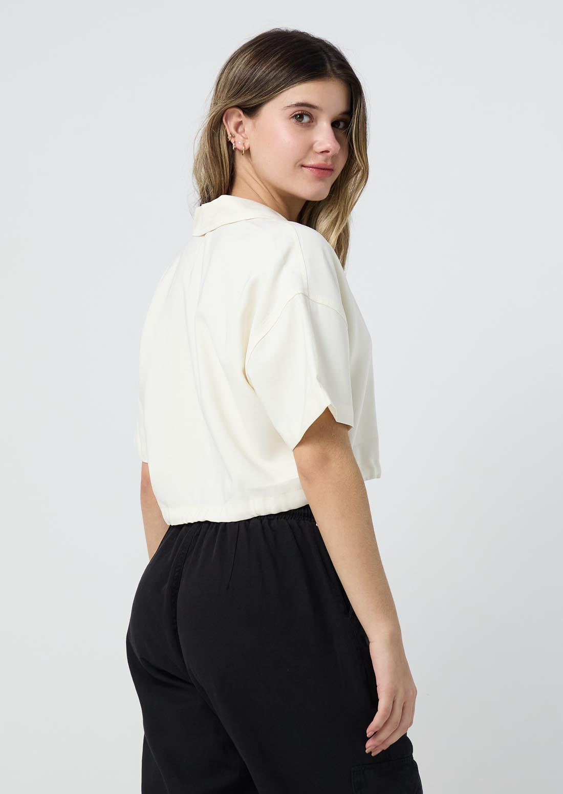 Blusa marfil con recogido ajustable para jóvenes