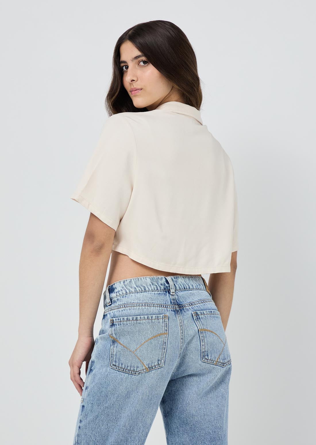 Blusa marfil con botones en frente para jóvenes