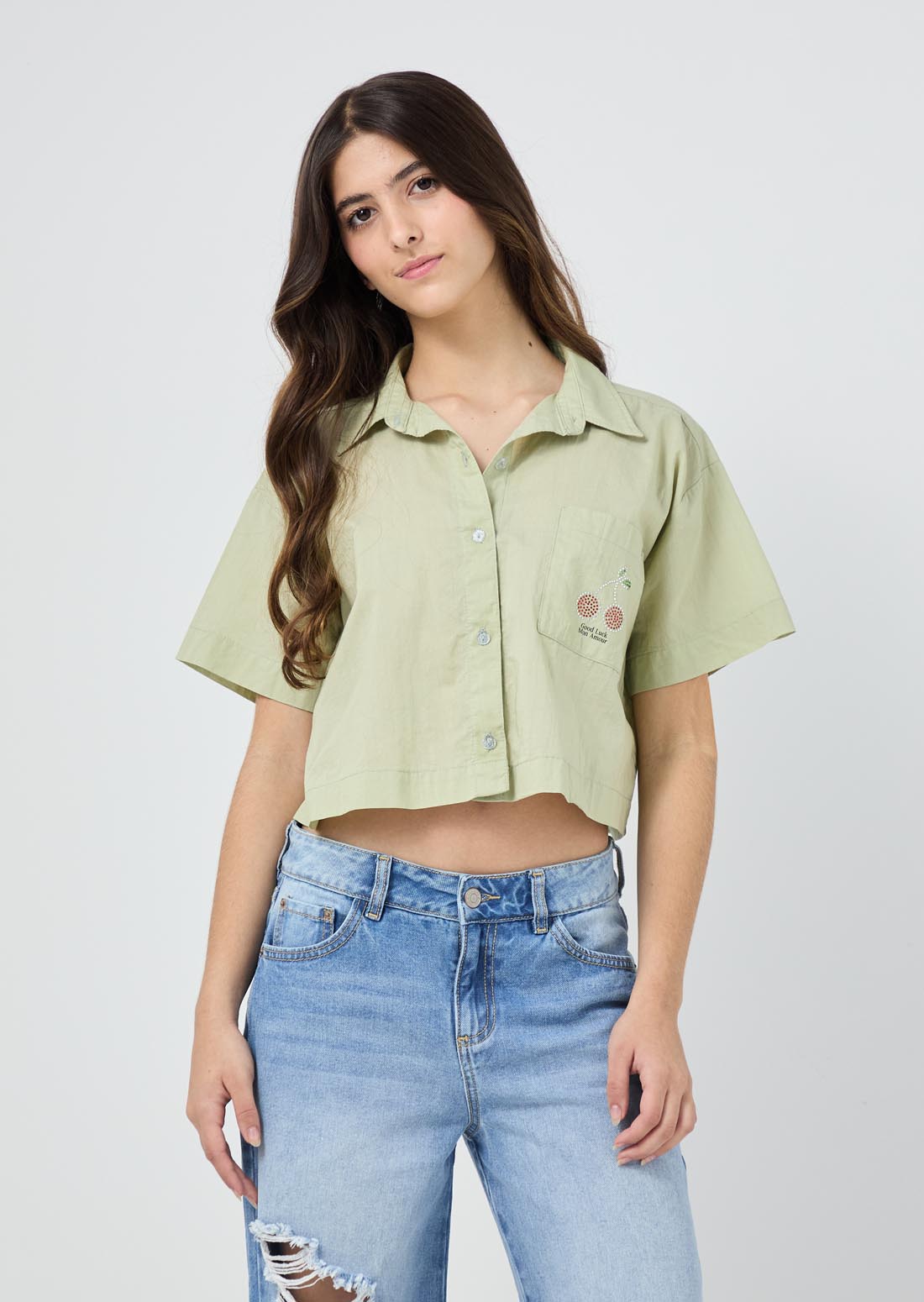 Blusa pistacho con aplique en bolsillo para jóvenes