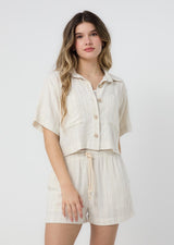 Blusa marfil con bolsillo para jóvenes