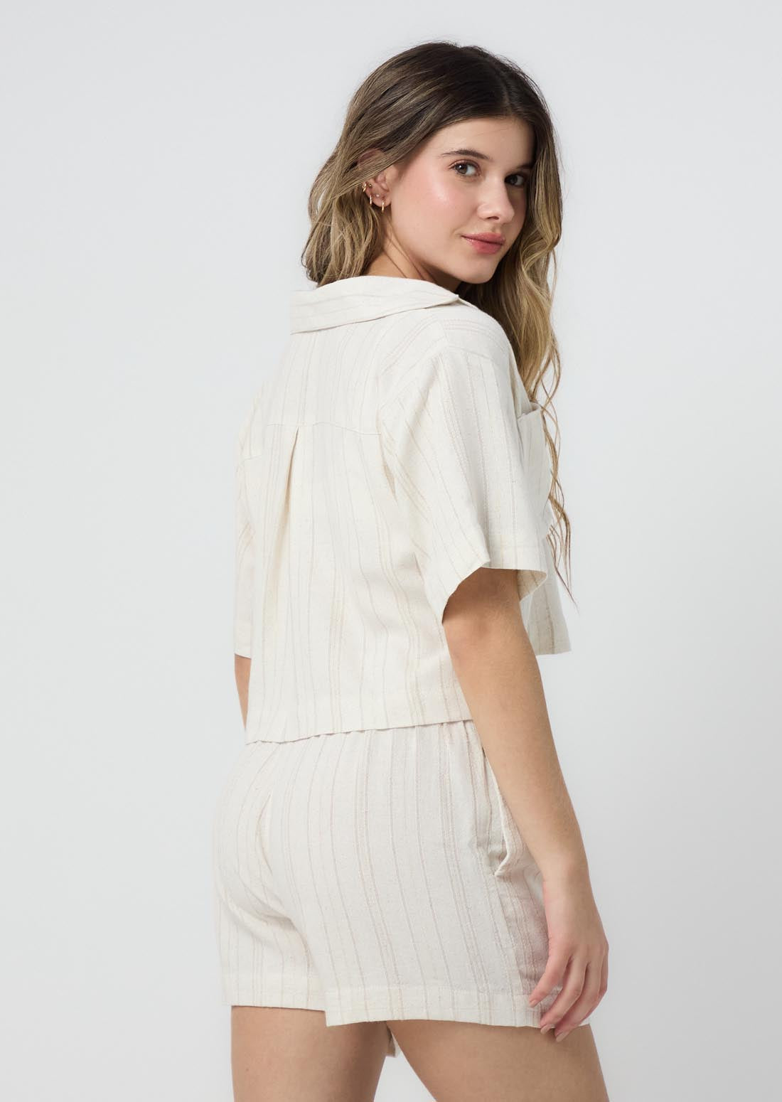 Blusa marfil con bolsillo para jóvenes