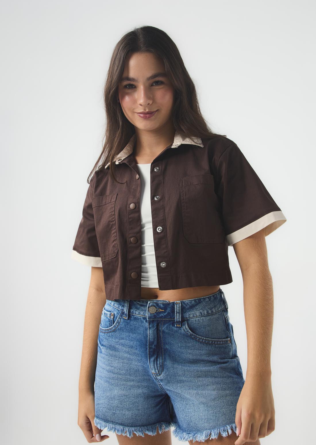 Blusa chocolate en contraste para jóvenes