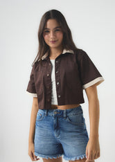 Blusa chocolate en contraste para jóvenes