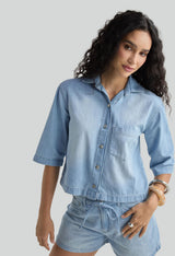 Camisa lavado claro con abertura en frente para mujer