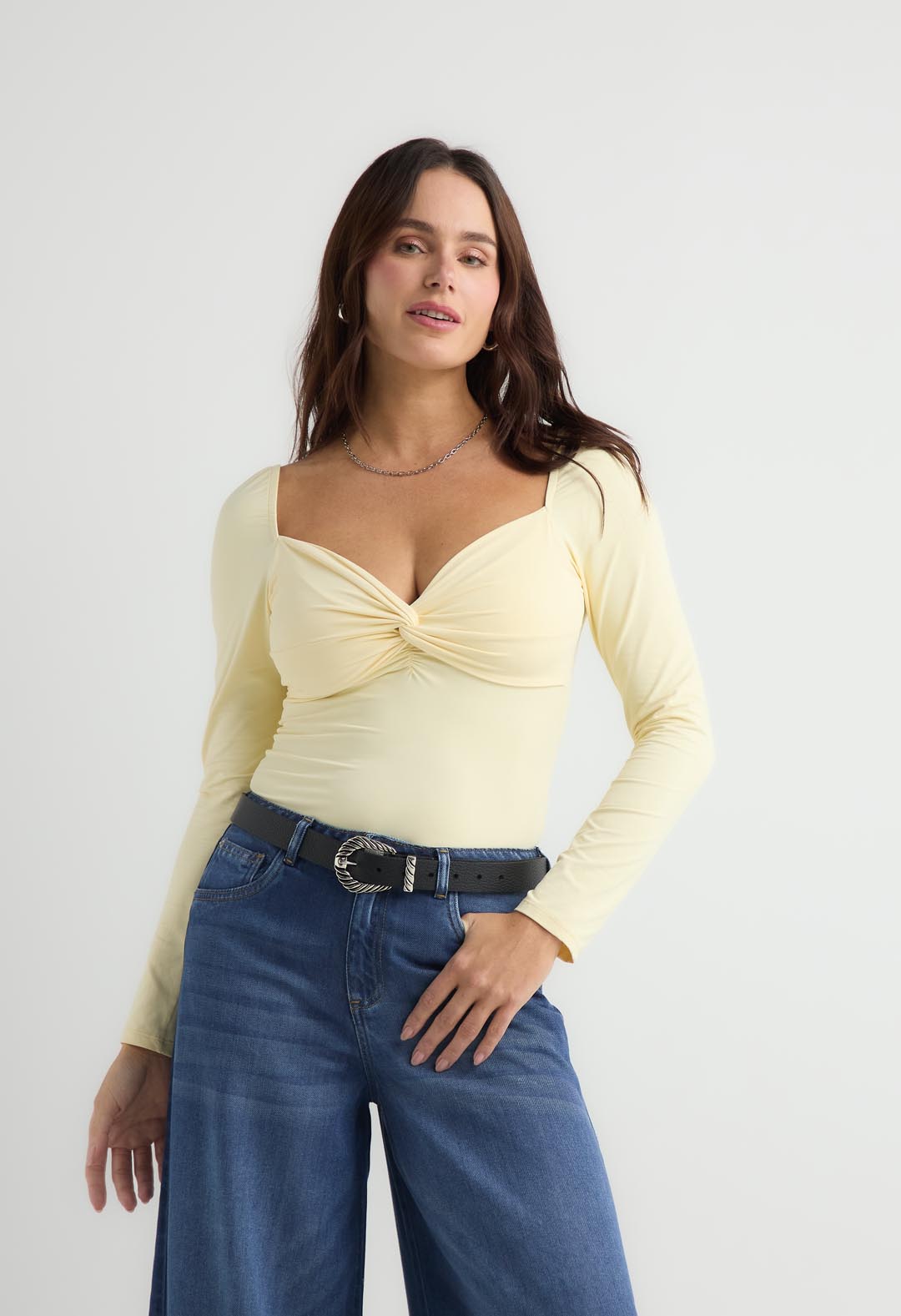 Body amarillo claro con recogido en frente para mujer