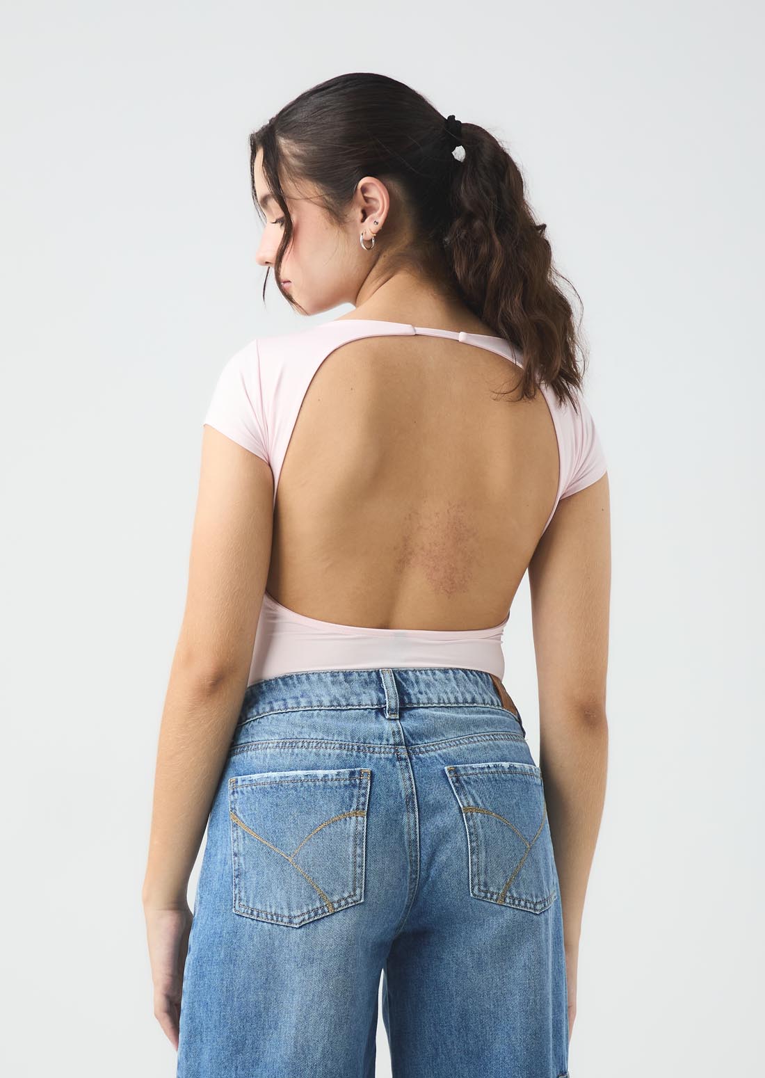 Body rosa pastel con escote en espalda para jóvenes