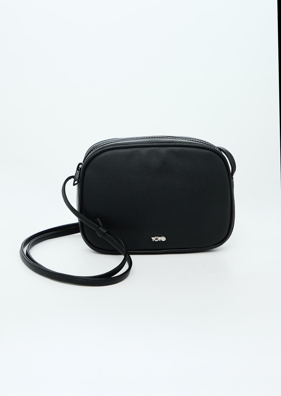 Bolso negro con cargadera graduable