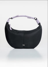 Bolso negro con charm para jóvenes