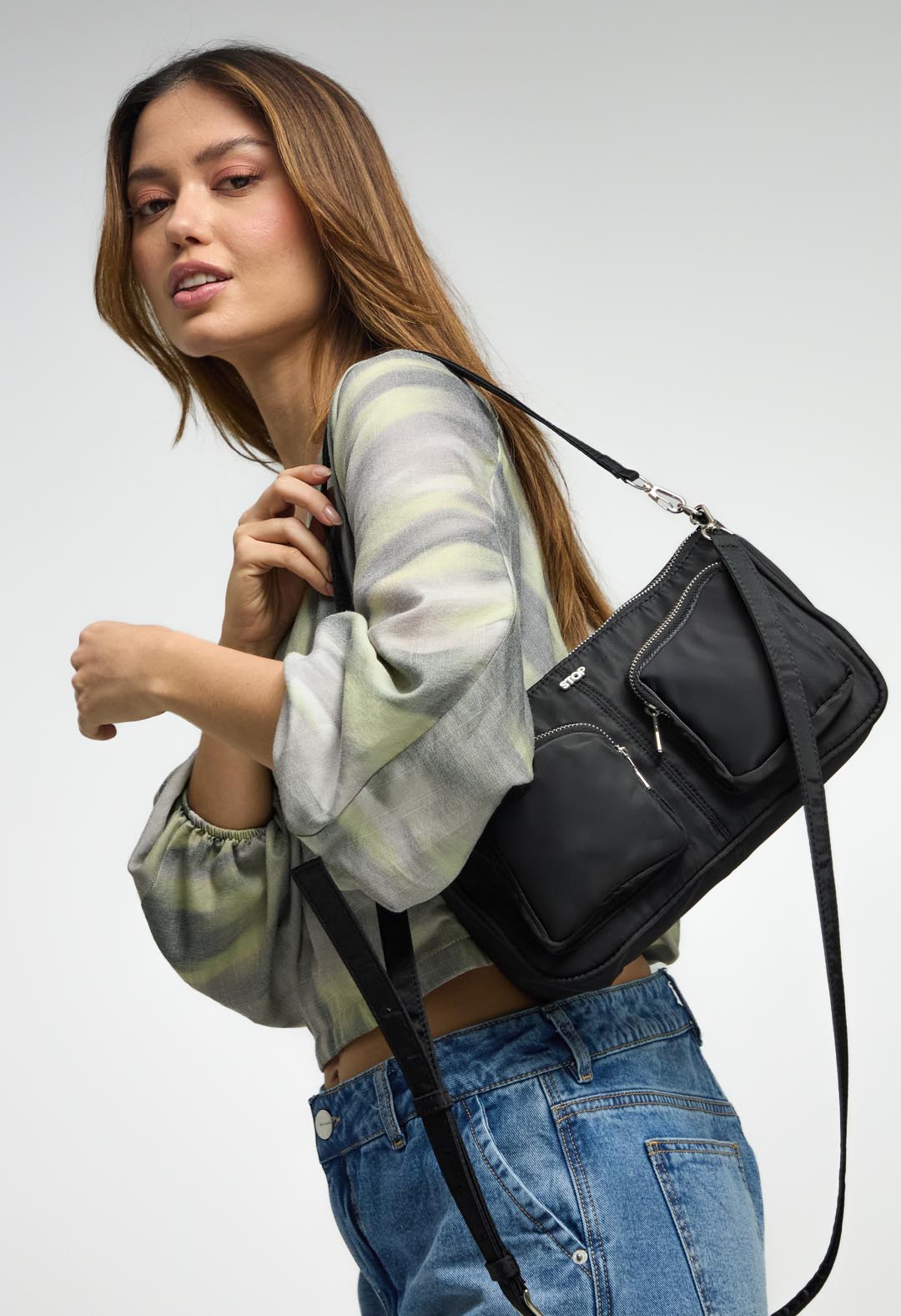 Bolso de hombro negro con doble bolsillo