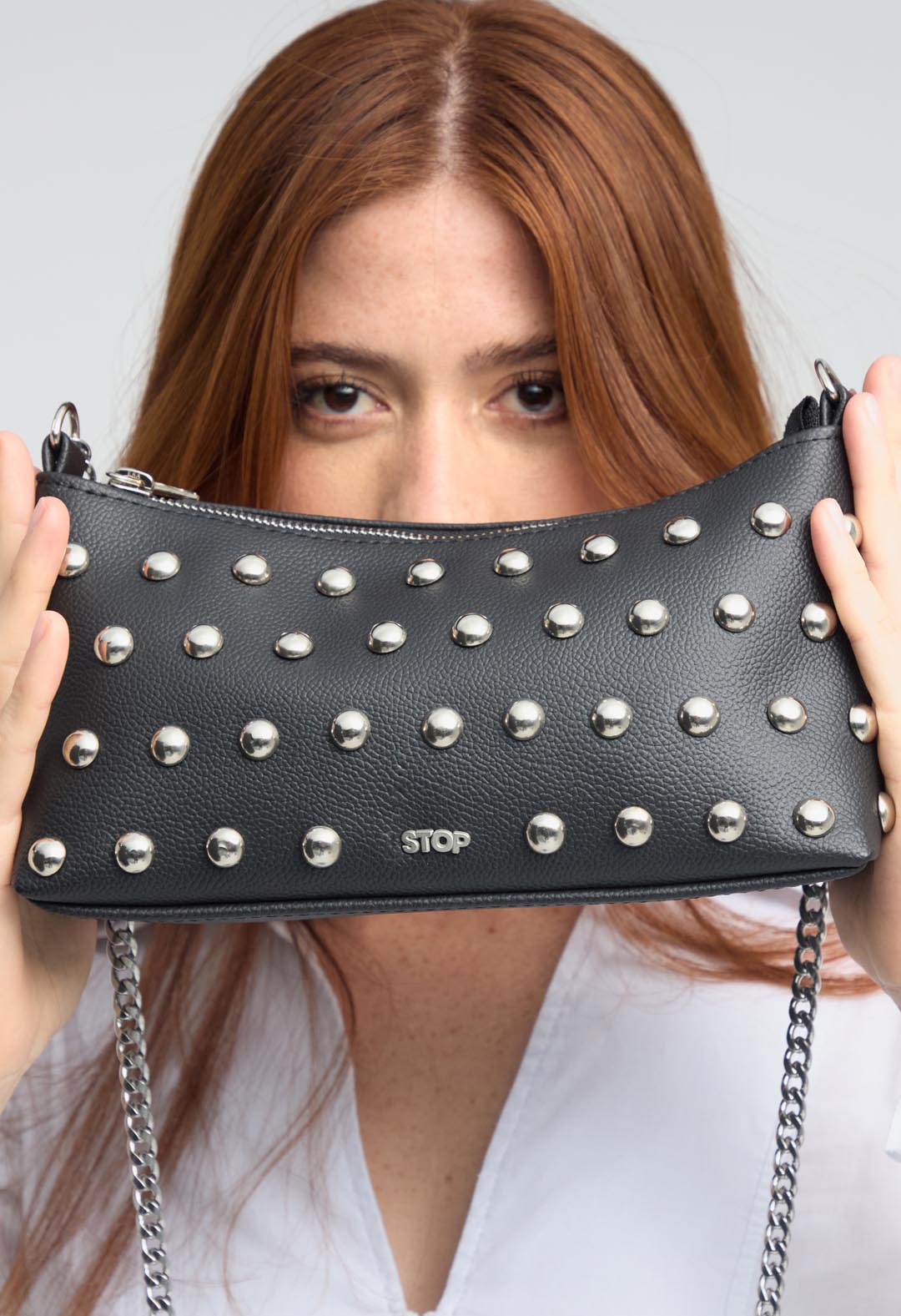 Cartera negra con taches