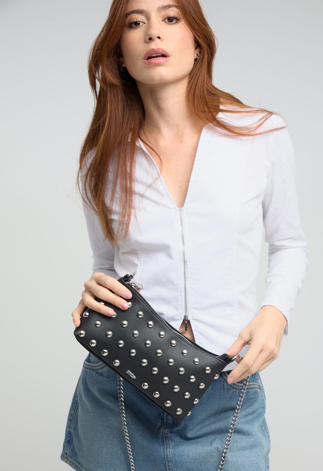 Cartera negra con taches