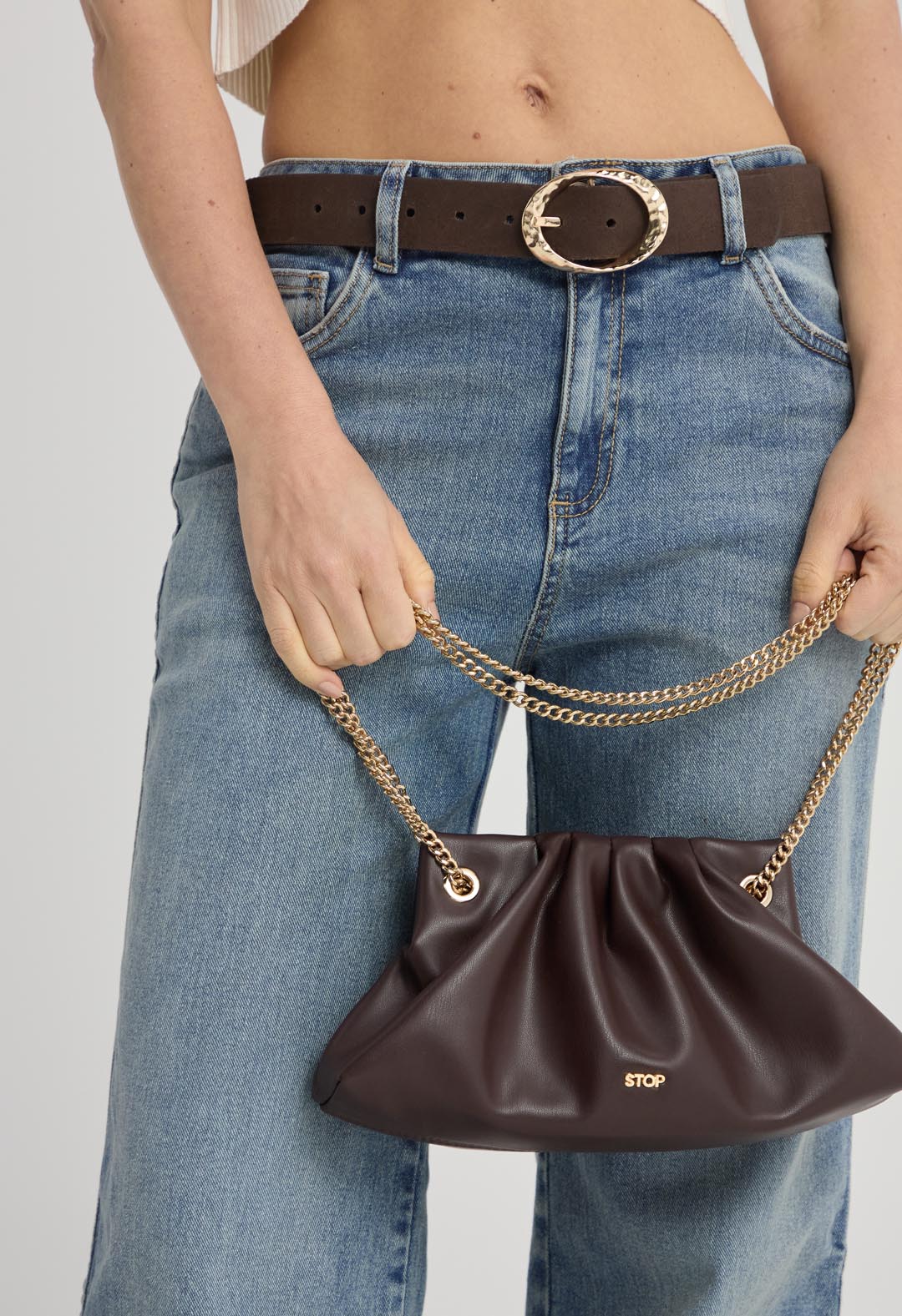 Bolso chocolate con cadena