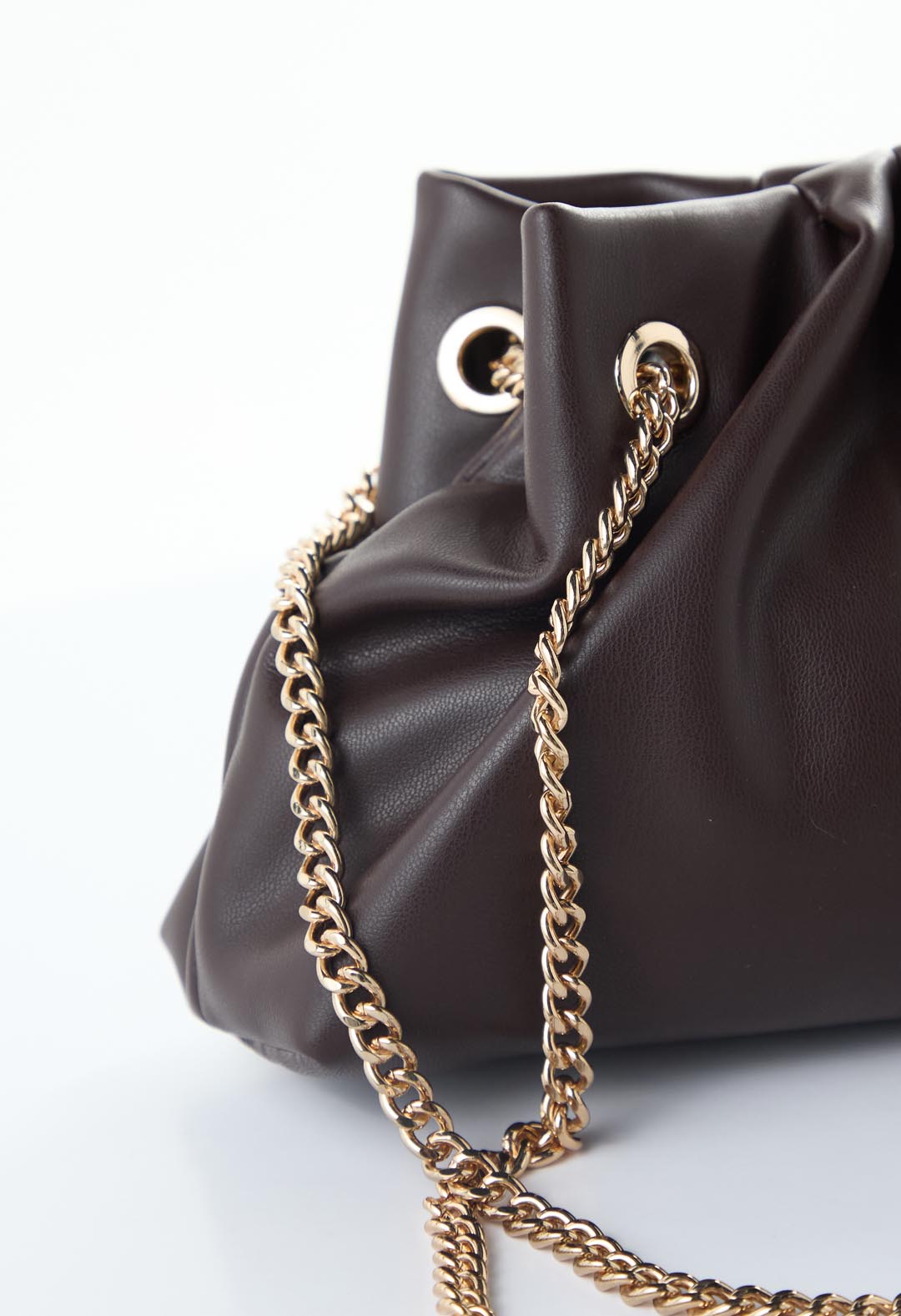 Bolso chocolate con cadena