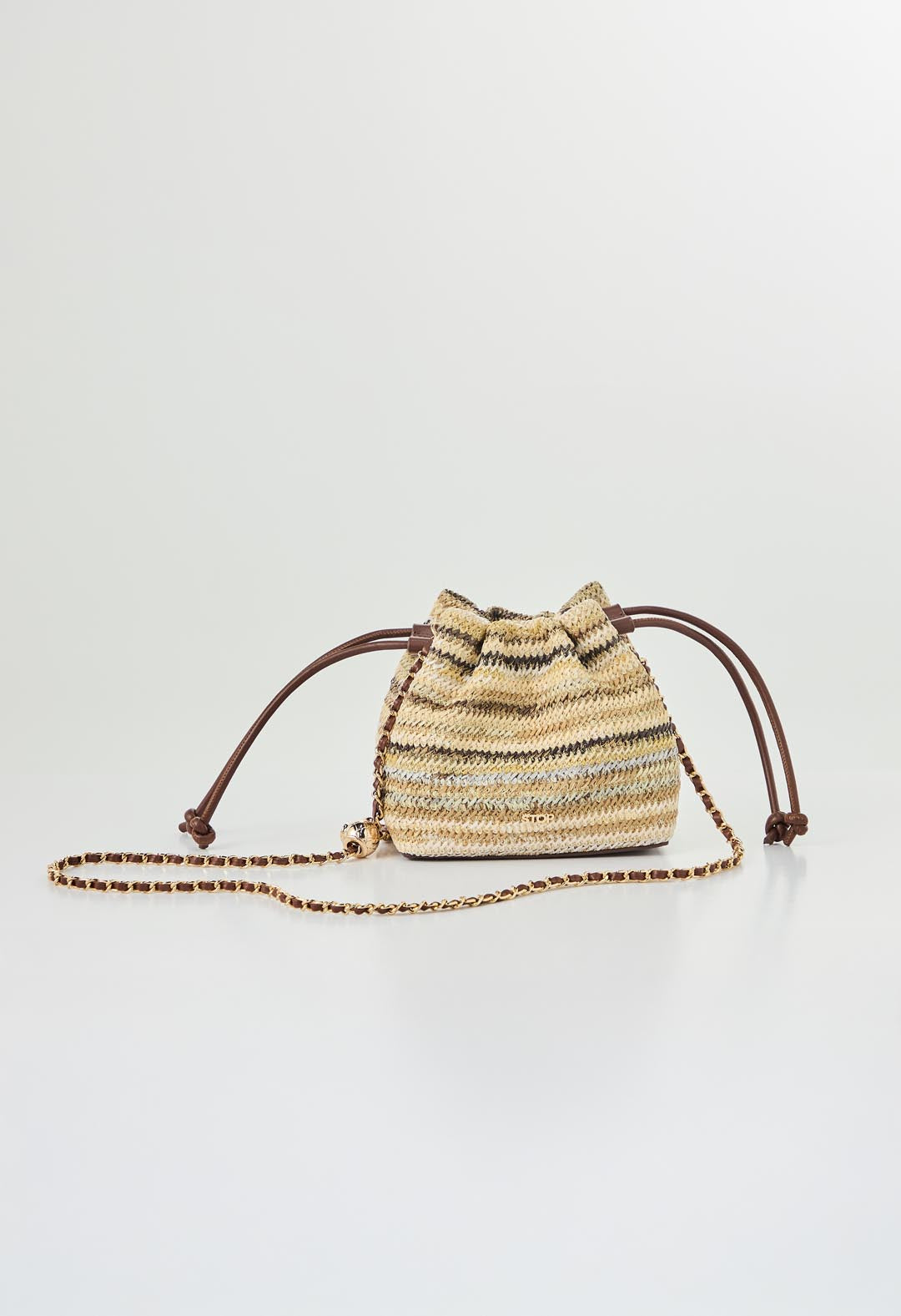 Bolso bandolera beige tejido