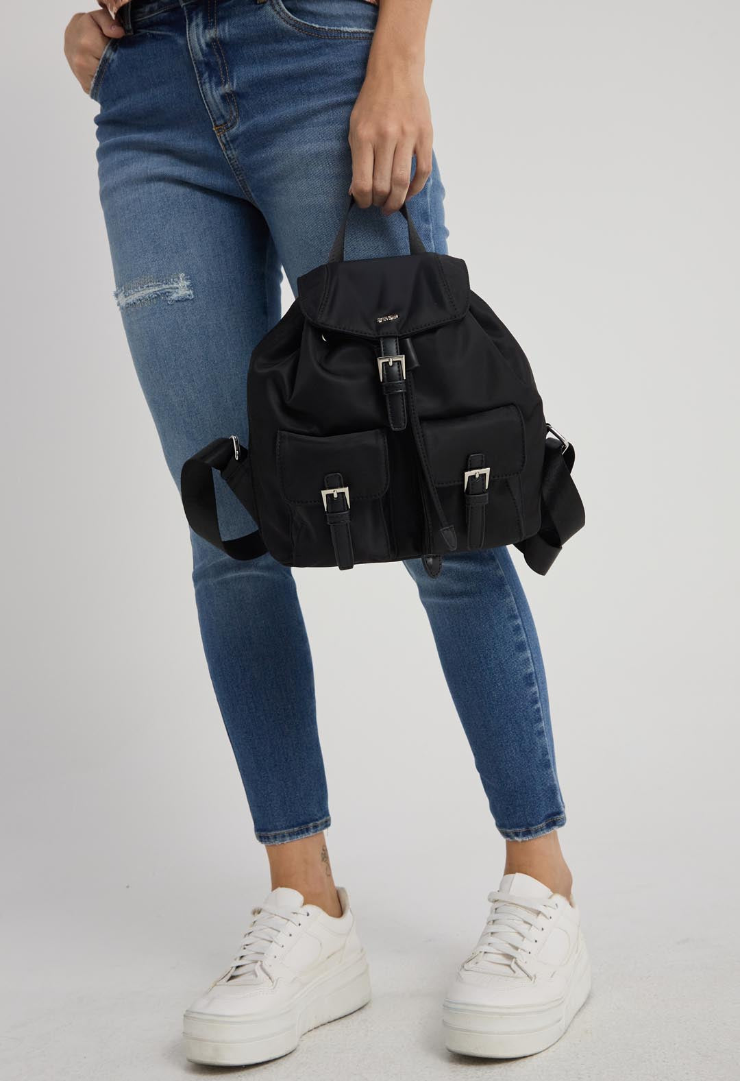 Morral negro con bolsillos en frente
