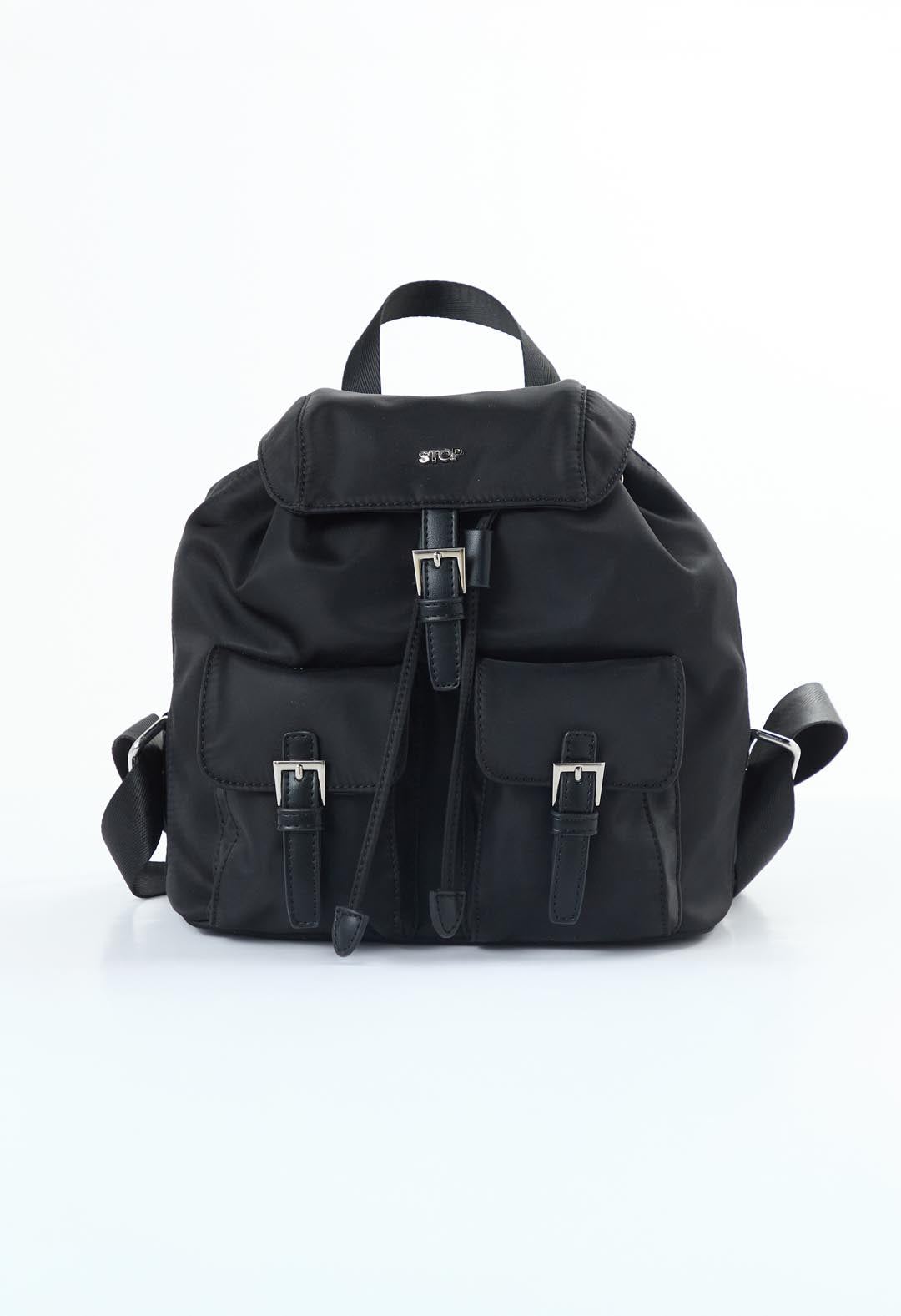 Morral negro con bolsillos en frente