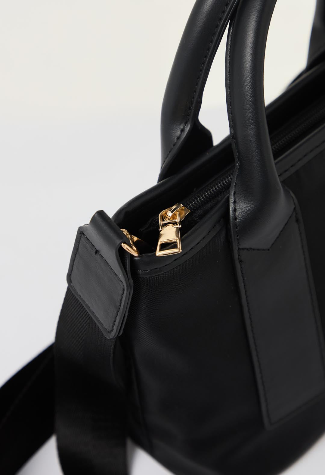 Bolso bandolera tono negro