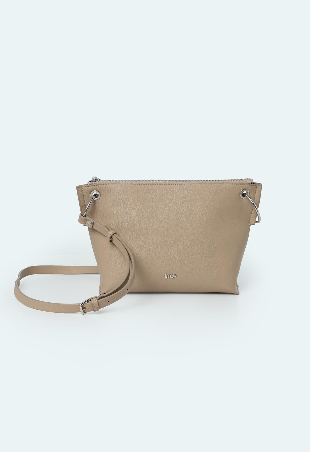 Bolso taupé tipo bandolera con charm