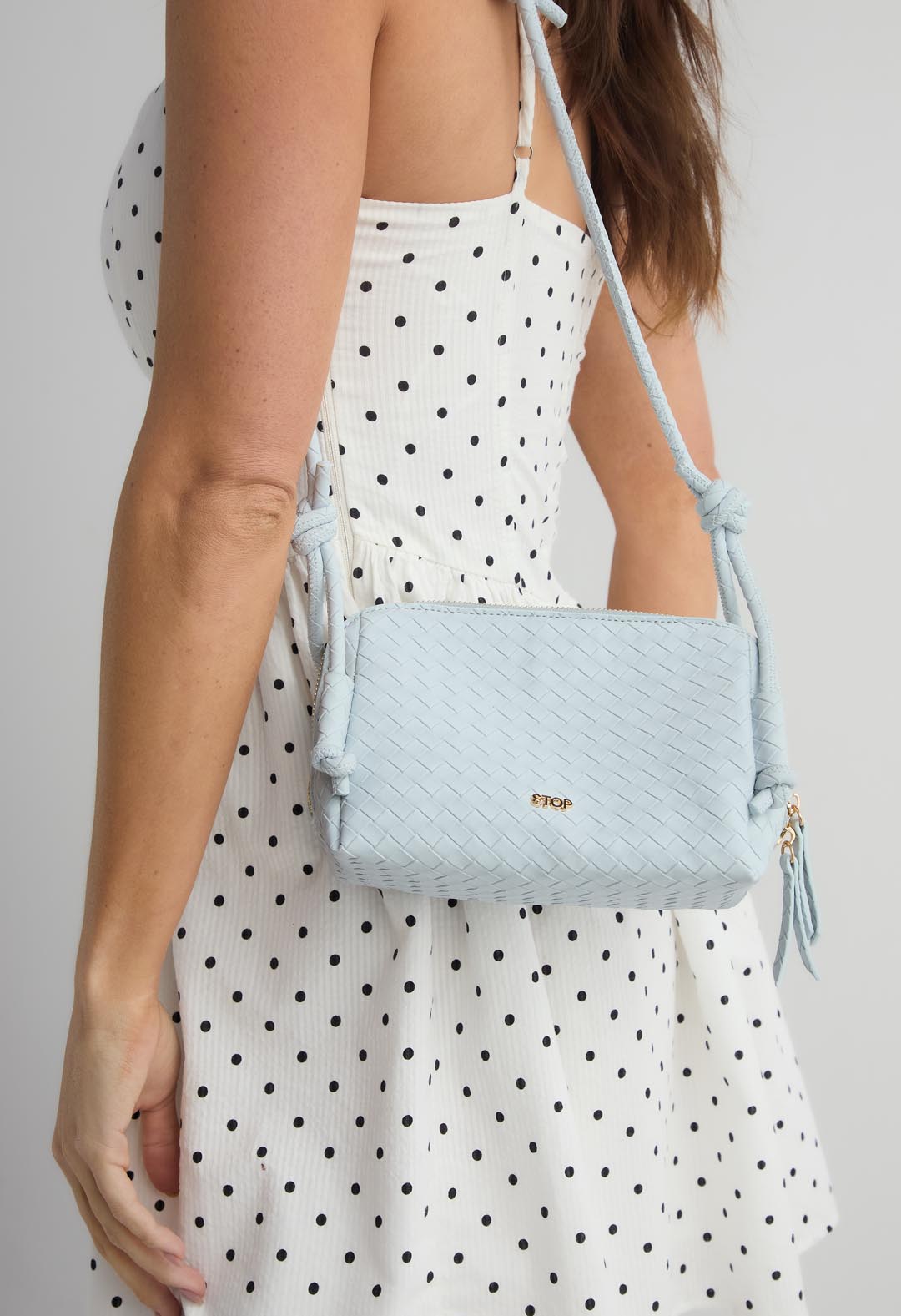 Bolso azul claro efecto tejido