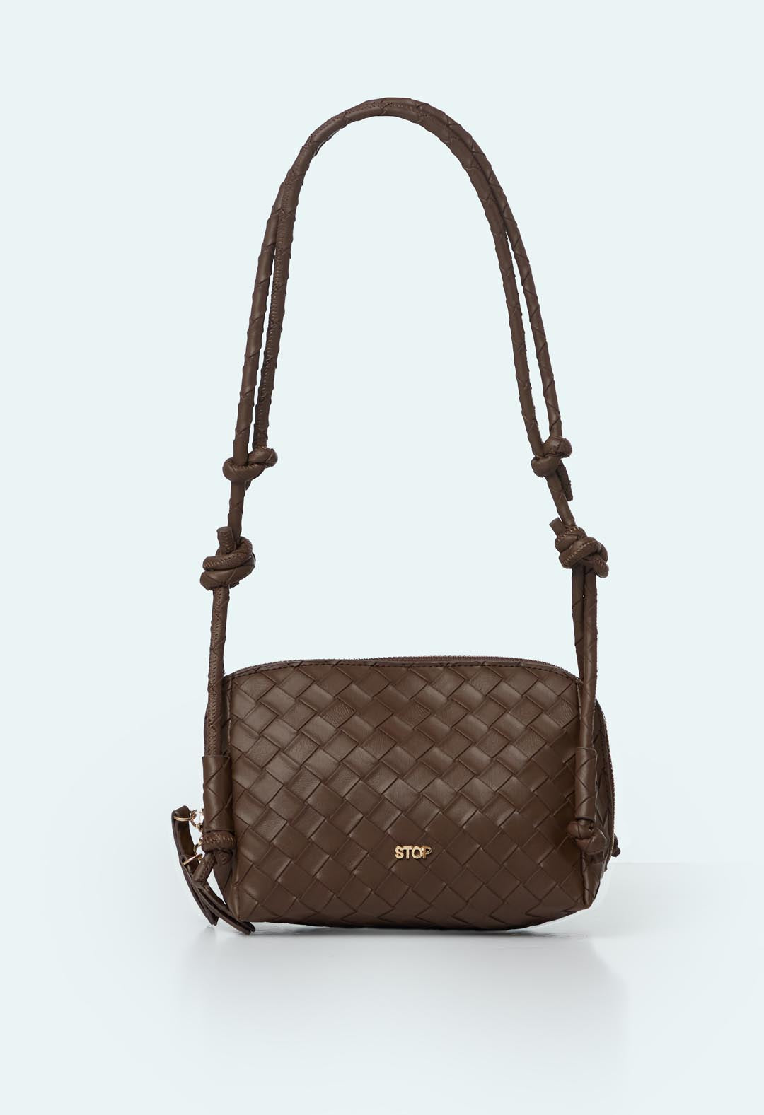 Bolso café efecto tejido