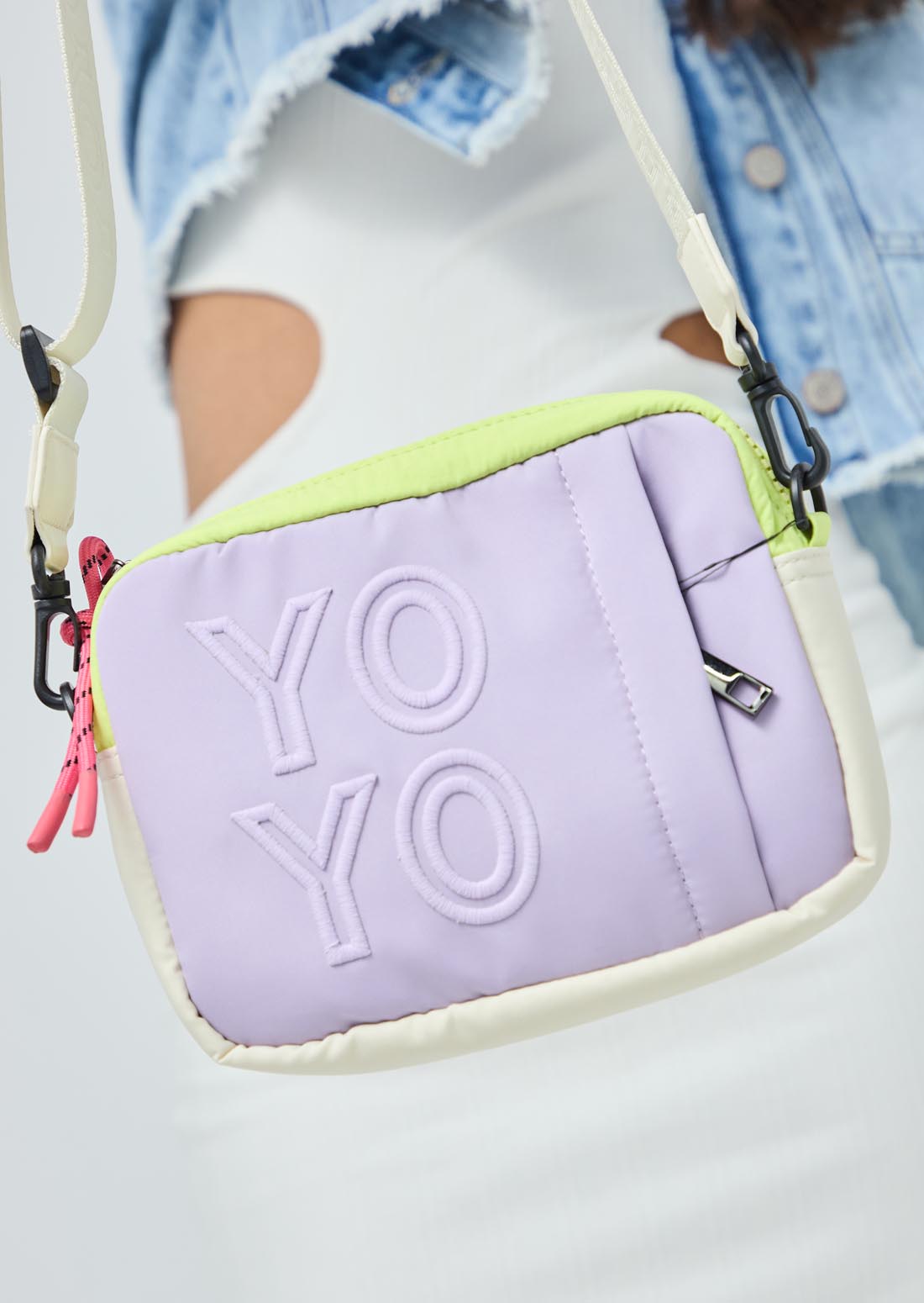 Bolso bandolera lila con contrastes