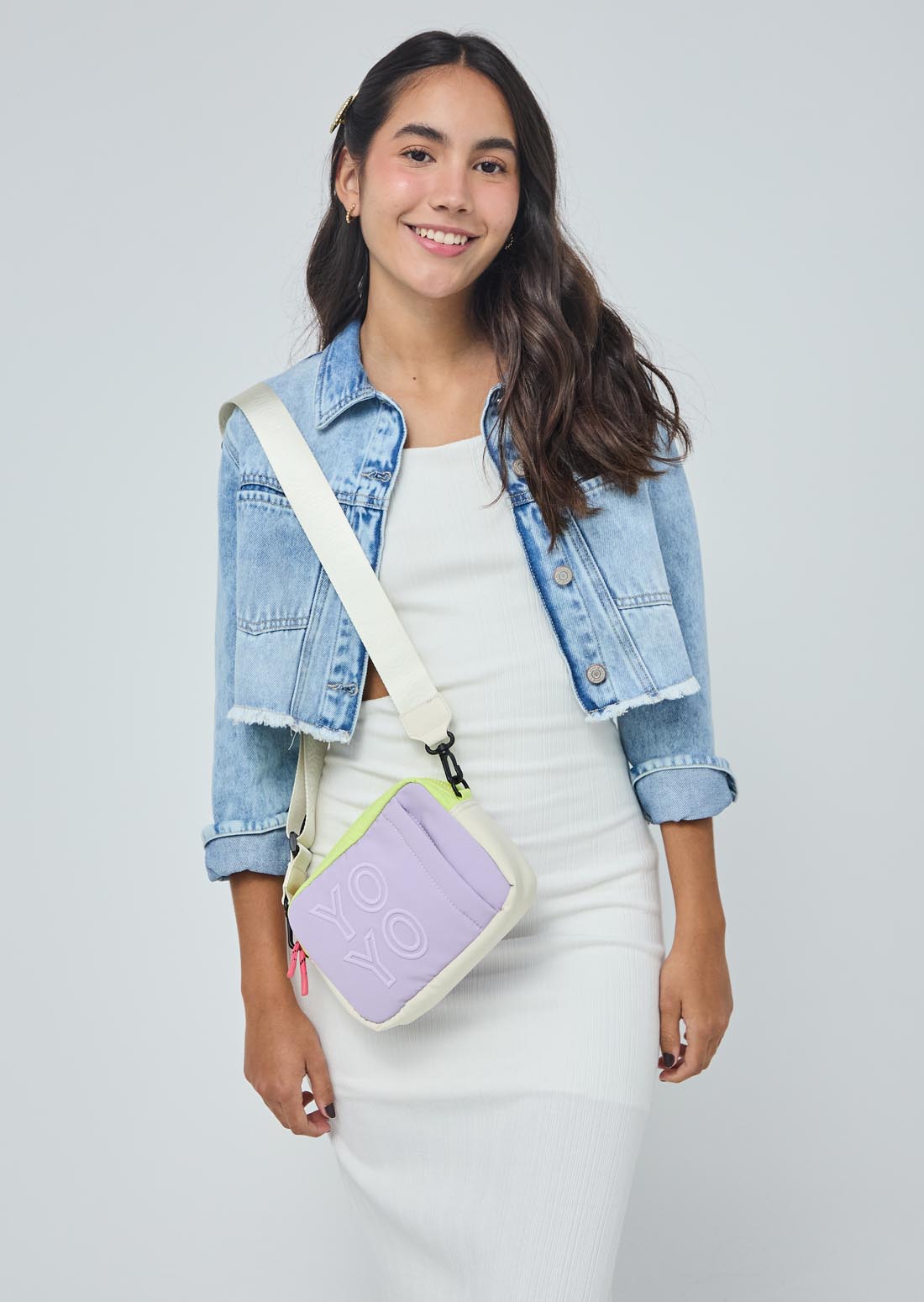 Bolso bandolera lila con contrastes