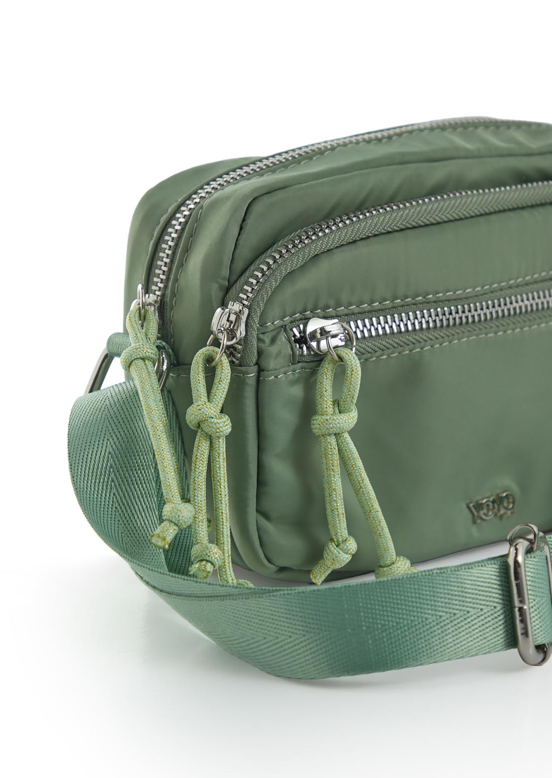 Bolso verde con haladeras en contraste para jóvenes