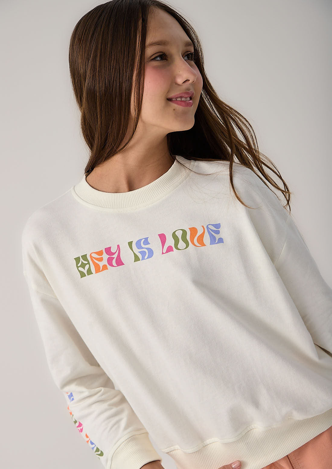 Buzo marfil frente y manga estampada para niñas