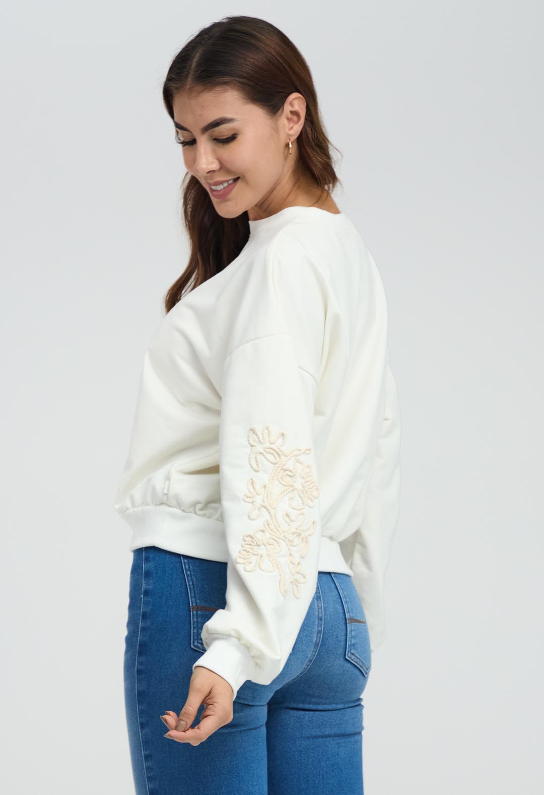 Buzo marfil con bordado para mujeres