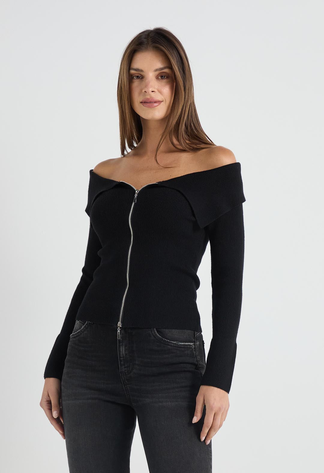 Buzo negro con cuello bandeja para mujer