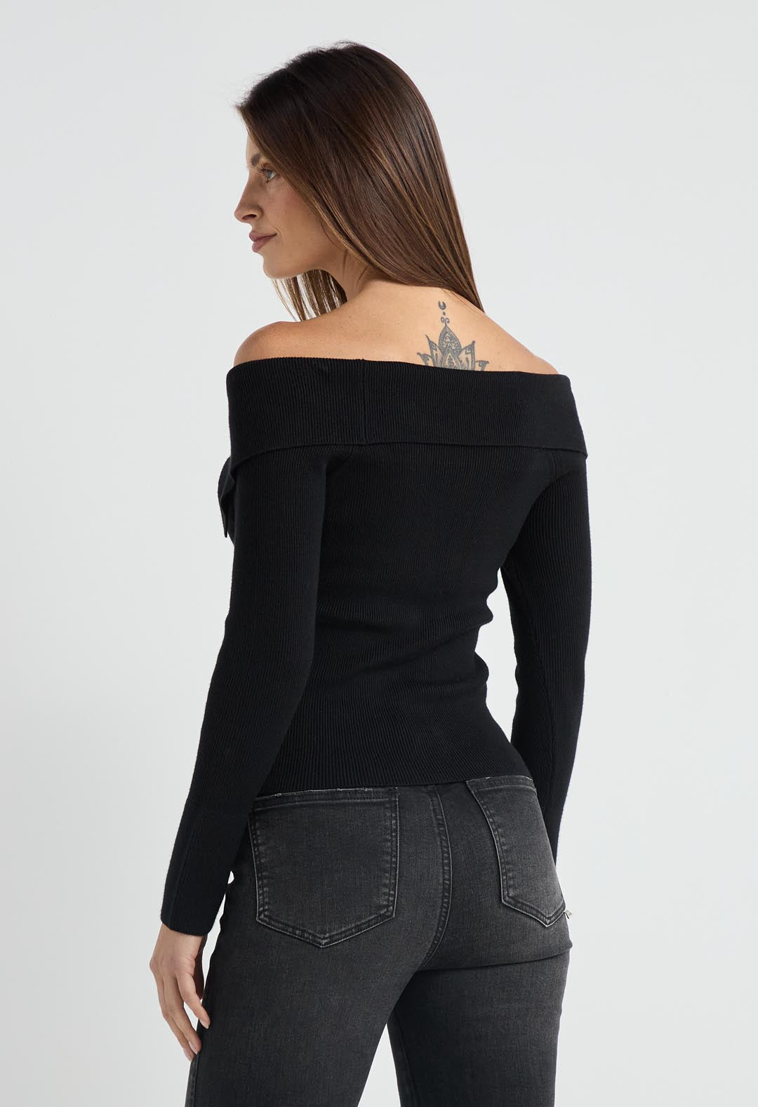 Buzo negro con cuello bandeja para mujer